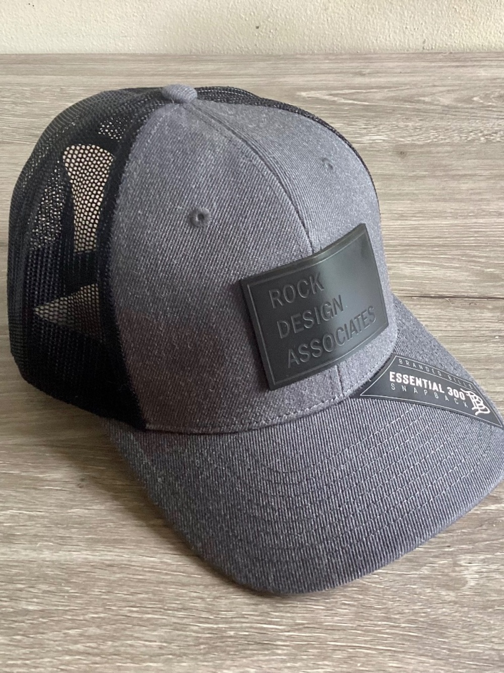 Branded Bills trucker hat Black Gray Rock Design Associates Adjustable Mesh NWT
